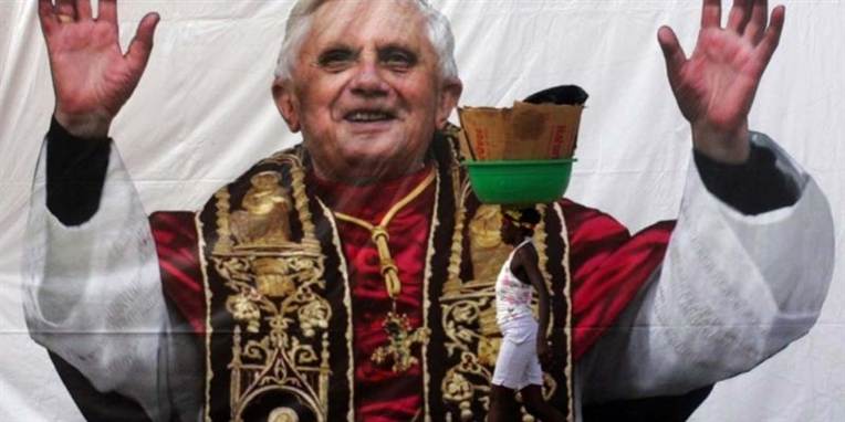 Den 84-årige pave Benedikt XVI er en dyr og ikke særlig velkommen gæst.