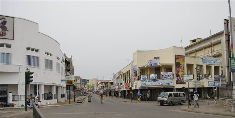 Bag facaderne i Accra, Ghanas hovedatad, bobler en undergrundsøkonomi, der modtager milliarder fra Europa ad uformelle kanaler.