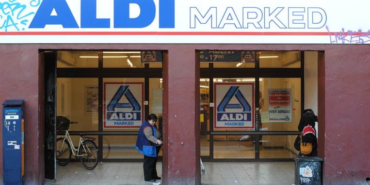 Aldi-koncernen bryder sig ikke om at kommunikere med omverdenen. Men i et sjældent interview siger direktør Jan Lund, at han arbejder på at gøre hverdagen mere sikker for sine medarbejdere. Aldi-medarbejderen på billedet har ikke direkte noget med denne artikel at gøre.