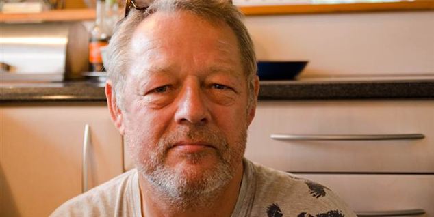 Fra kræftsyg og depressionsramt til partikandidat: 'Jeg er overrasket over at blive spurgt, men også stolt. Det er lidt blæret,' siger Johnny Larsen om tilbudet fra Demokraterne om at stille op som kandidat.