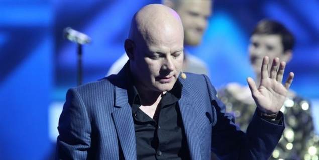 Prøv at hør her, DET ER SATME IKKE I ORDEN, råbte Thomas Blachmann under det først liveshow i DRs underholdningsprogram X Factor fredag aften.