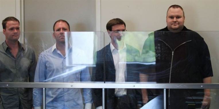 Fra venstre: Bram van der Kolk alias Bramos, Finn Batato, Mathias Ortmann og til sidst Kim Dotcom, grundlæggeren af megaupload.com, i retten i Auckland, New Zealand.