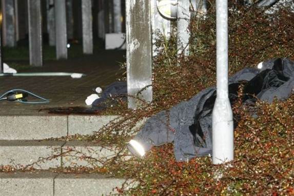 Politiet oplyser, at den psykisk syge mand, der gik amok med kniv mod to betjente, er død.