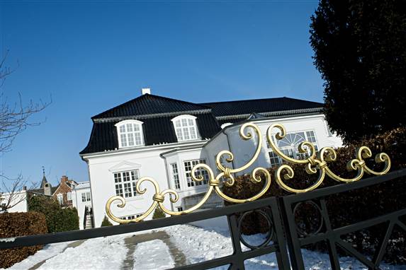 10 polske håndværkere var beskæftiget med at lægge tag på Bille Augusts villa i Hellerup.