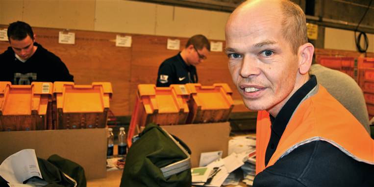 'Her grovsorterer vi firmapost fra det julepost, scannerne ikke kan læse. Mange af os kender hinanden fra sidste år. Det er hyggeligt, og det sørger blandt andre Santa Klaus for,' griner den 42-årige Gregers Pedersen. Klaus, eller 'Santa Klaus', er værkføreren, der deler slik ud som belønning til 'julenisserne'.