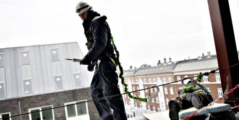 I dag er det op til arbejdsgiverne at anmelde en ulykke på arbejdspladsen. Men hver anden alvorlige ulykke bliver ikke registreret noget sted.