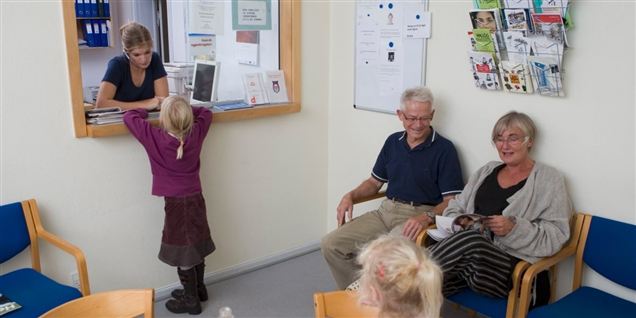 Det betyder, at danskerne fra 1. september 2013 skal betale for at komme til lægen.