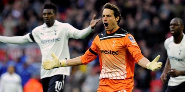 Tottenhams målmand, Carlo Cudicini, og hans medspillere appellerer for, at dommeren er ved at begå en stor fejl.
