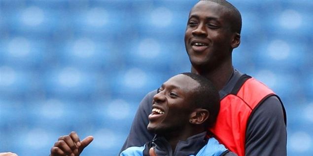 Yaya Touré (øverst) i leg under træning med Shaun Wright-Phillips.