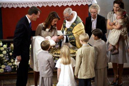 Kongelig konfessionarius, biskop Erik Norman Svendsen forrettede dåbshandlingen, da prins Joachim og prinsesse Maries søn søndag blev døbt.
 Foto: Mikkel Khan Tariq / POLFOTO