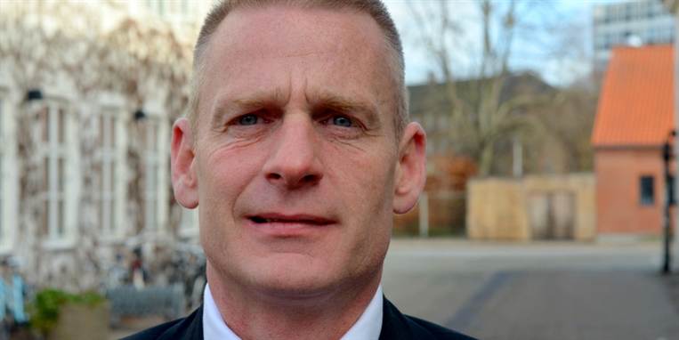 ”Han er den største svindler, der
kan gå på to ben. Han udnytter sin stilling som salgschef i et
anerkendt firma til at hverve desperate arbejdsløse til et
pyramidelignende firma,' siger Allan B. Kjeldsen.