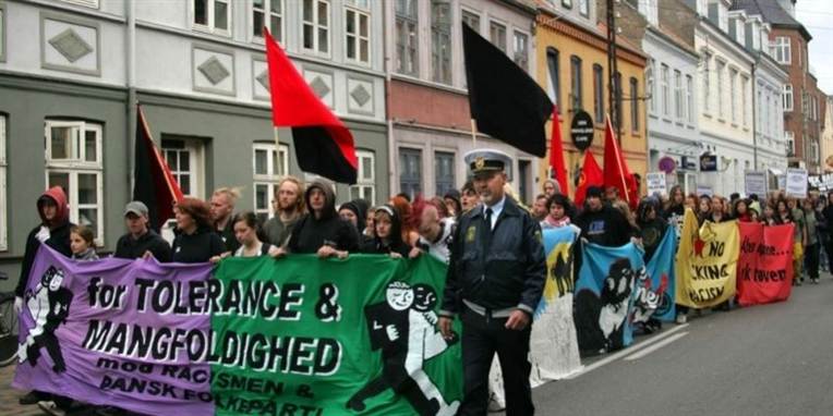 En gruppe unge protesterer i mod racisme i Odense