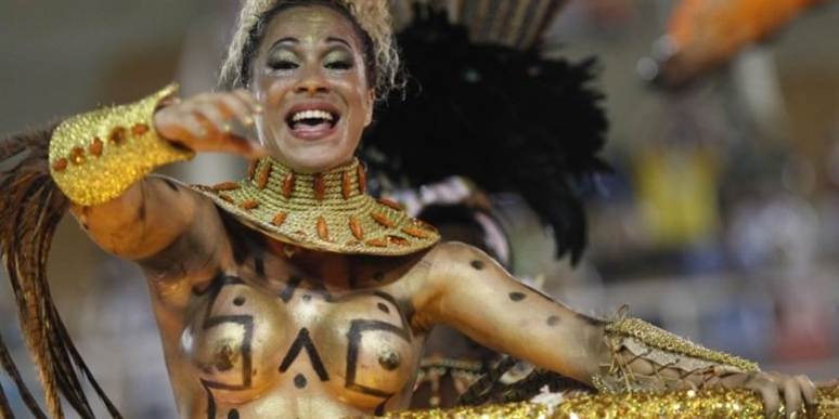 En letpåklædt danser på en af de mange ladvogne i sambaens hovedstad Rio.