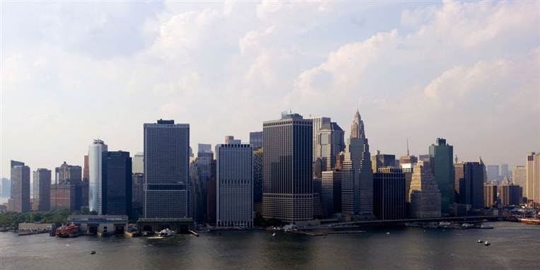 Penthouselejligheden er vurderet til at være New Yorks dyreste. Indretningen er inspireret af romersk arkitektur og paladset i Versailles med søjler, marmorgulve og springvand.