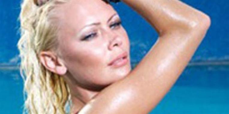 Susan K., der er kendt fra Paradise Hotel, vil have sex med en anden reality-babe. Hun opfordrer Charlotte Schou fra Robinson Ekspeditionen til sengehygge.