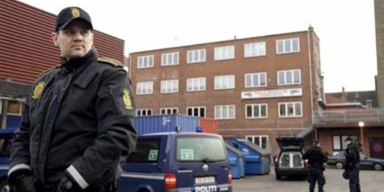 Politiet under en ransagning af en Hells Angels-borg.