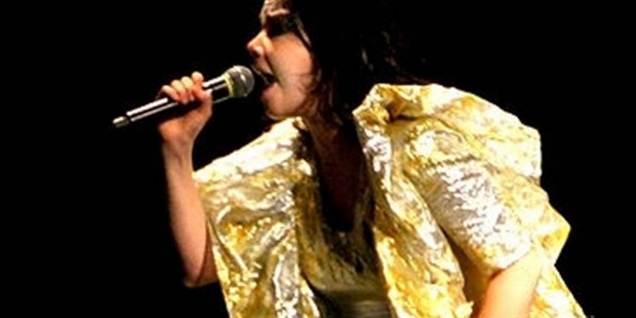 Pas nu på stemmebåndet, Björk! Sanglærken lover at passe mere på og melder sig fortsat klar til Roskilde Festivalen.