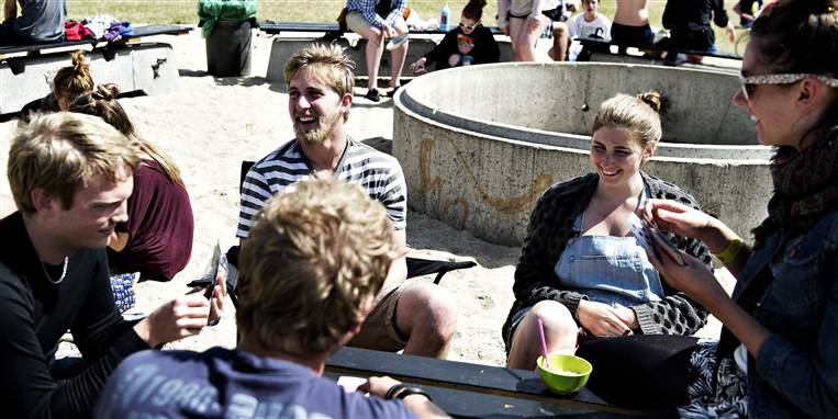 Roskilde Festivalen er for nogle både lig med studier og fest. Arkiv.