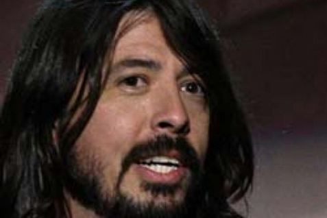 Dave Grohl spiller trommer i det nye band.