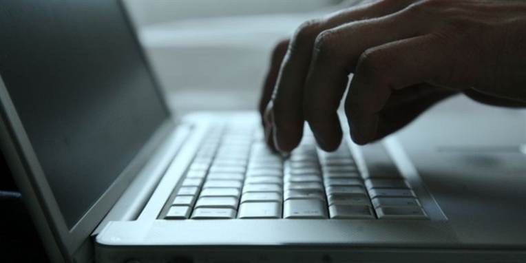 Det er ulovligt, når spindoktorer fører politik for regeringen ved at bruge deres private e-mail-konti. Socialdemokraterne vil have banket praksis på plads.