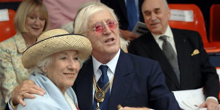 Beretningerne om de beskidte overgreb begyndte den 3. oktober i en tv-dokumentar. Flere kvinder stod frem og fortalte om Saviles overgreb på dem som mindreårige. Flere blev voldtaget af Savile i BBC's lokaler.