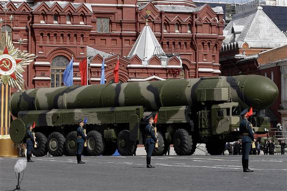 Et langtrækkende missil vises frem under en parade i Moskva i maj.