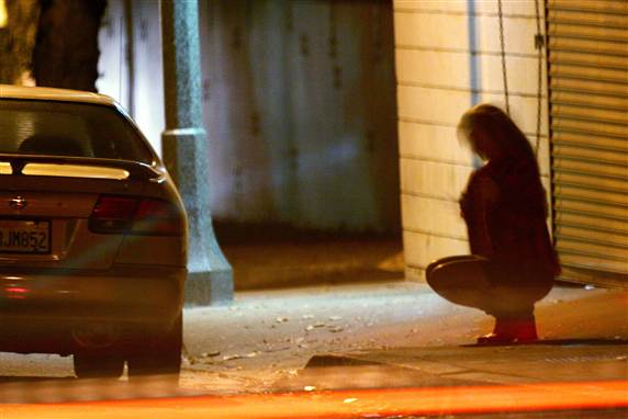 Det er især prostituerede og stofmisbrugere, som den seriemorder, politiet i Los Angeles lige nu jagter.
