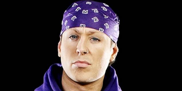 I tv-reklamen er Sidney Lee iført sit sædvanlige outfit, der i anledningen er krydret med gul Kohberg-bandana.
