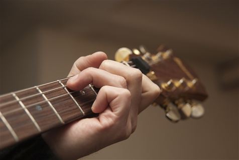 En musiklærer, der har et øverum i privatboligen, og en lang række udgifter til at vedligeholde sin faglighed som underviser, kan få cirka 9.200 kr. tilbage i skat.
