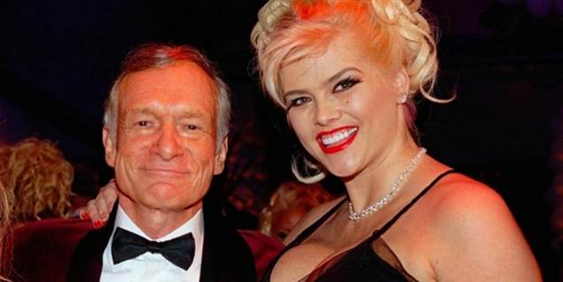 Anna Nicole Smith sammen med Playboy-mongulen Hugh Hefner i 2003.