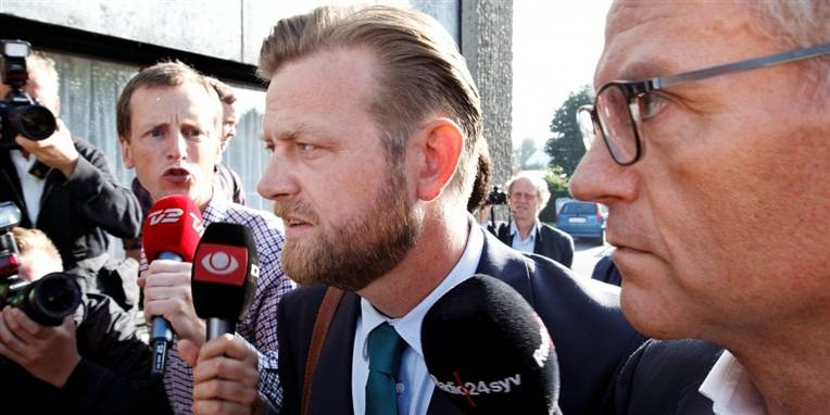 Tidligere spindoktor Peter Arnfeldt gik langt over stregen, når han kontaktede journalister, mener mediejurist.