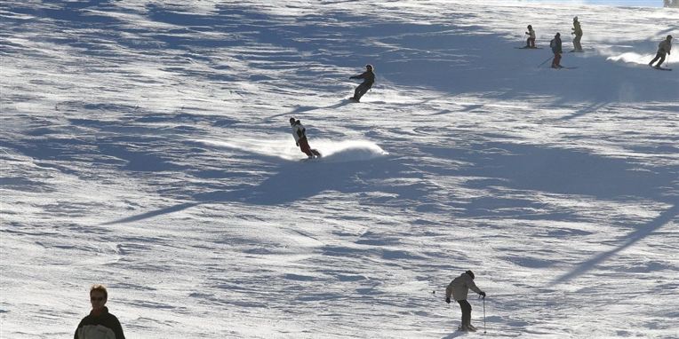 Siden februar har prins Friso ligget i koma efter en tragisk skiulykke. Nu forlyder det, at han er vågnet.