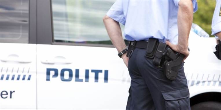 En større politistyrke blev dukkede op på stedet, blev gerningsmanden efterfølgende anholdt.