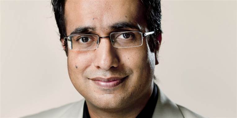 Nadeem Farooq (R) kaster sig ind i regeringens debat om dagpenge.