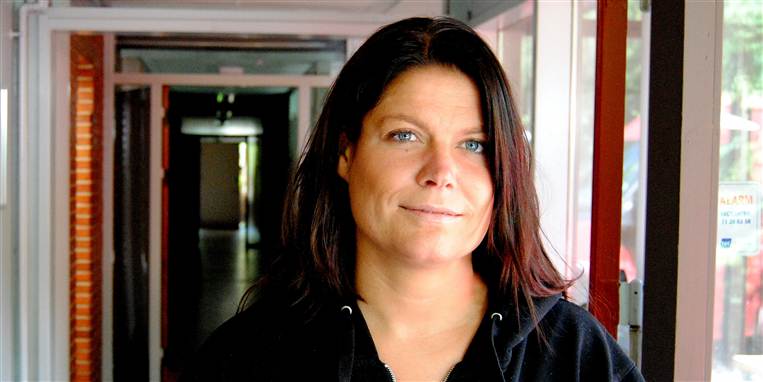 På gangen blev Mia Kjærulff overfaldet, mens hun passede sig arbejde som socialpædagog. 'Jeg brækker nakken på dig,' lød truslen.