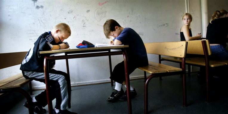 - Det er utroligt, at staten bliver ved med at tro, at man på en tre-et-halvt-årig uddannelse er i stand til at gå ud og arbejde i en børne- og ungeforvaltning og arbejde med de her dybt komplicerede sager, siger Karin Kildedal.