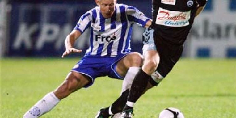 Gæsterne fra SønderjyskE sikrede sig med en sen scoring en 2-1-sejr over Esbjerg.