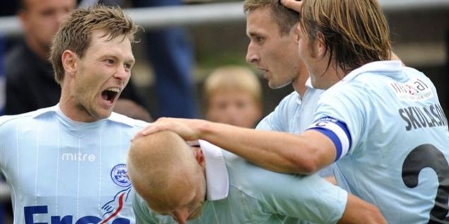 Henrik Bødker til venstre jubler sammen med holdkammeraterne over sit mål til 1-0