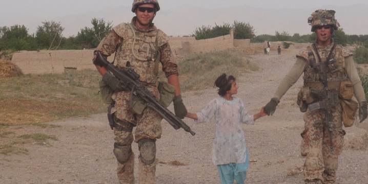 Danske kampsoldater mener, at det er naturligt, at feltpræsterne tager del i forsvaret af lejrene, når Taliban angriber.