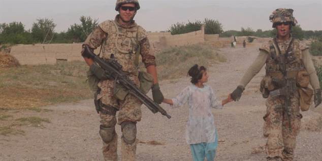 Danske kampsoldater mener, at det er naturligt, at feltpræsterne tager del i forsvaret af lejrene, når Taliban angriber.