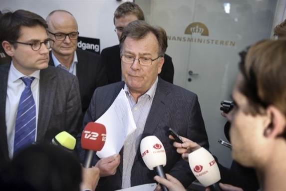 Regeringen stopper pengestrømmen til barnløse danskere, der vil forsøge at få børn på en fertilitetsklinik.
