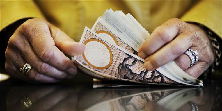 Danskerne kan potentielt
hæve helt op til 50 mia. kr. af efterlønspengene. Lige nu har vi nuppet 18 mia.
kr. De er endt i banken og ikke på forbrug, som regeringen kunne ønske for at
få gang i hjulene
