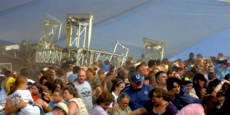 Mens tusinder af forventningsfulde country-fans lørdag ventede på bandet Sugarland, kollapsede scenen pludselig efter en kraftig storm væltede det hele. Fem blev dræbt og mere end 40 er hårdt sårede.