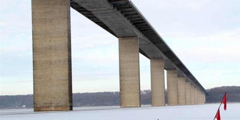 Trafikken på Vejle Fjord Broen har været lammet efter, at stormen væltede en lastvogn.