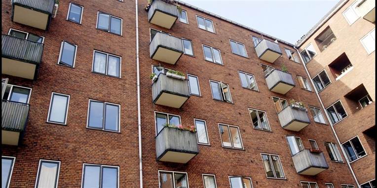 Vær kritisk, især hvis du falder over et rigtig godt tilbud. Hvis noget ser ud til at være for godt til at være sandt, er det nok for godt til at være sandt. Gå eventuelt ind på www.ois.dk, hvor du kan se, hvem der ejer lejligheden, lyder rådet fra LLO