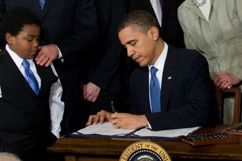 Obama underskriver sundhedsreformen, der nu fører til, at en række af dens støtter bliver udsat for trusler.