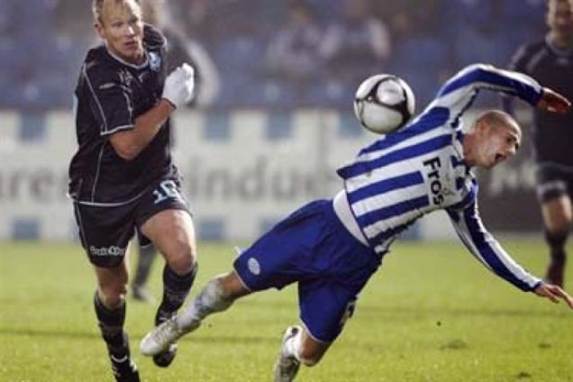 Angriberen Søren Berg er på vej ned efter en duel med Martin Vingaard, men ifølge hans direktør er klubben Randers FC det ikke