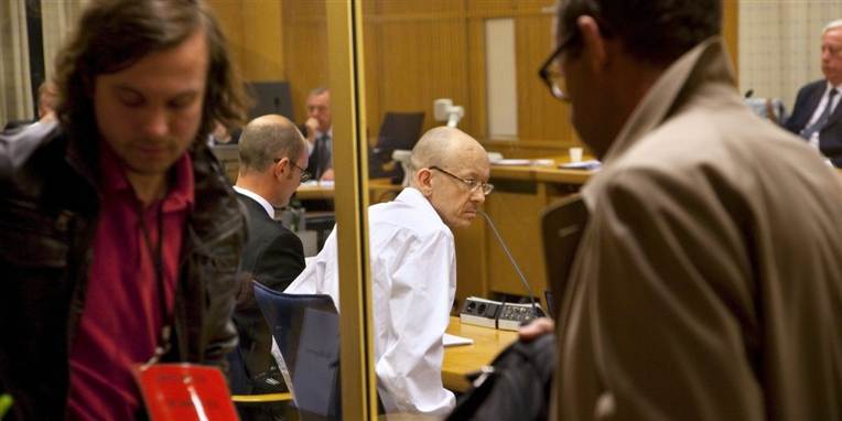 Den svenske anklagemyndighed er overbevist om, at den 40-årige Peter Mangs (i midten) står bag drab og drabsforsøg - Mangs har hele tiden nægtet sig skyldig.
