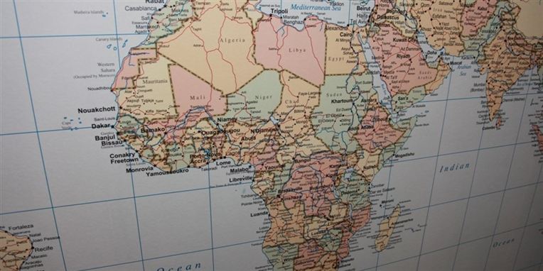 Omkring 6.000 minearbejdere bor i barakker ved Karee-minen i Sydafrika.