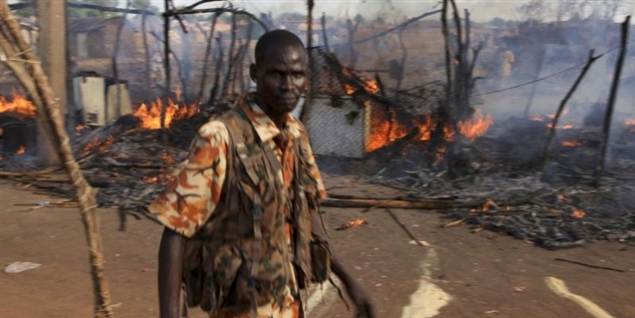 En politimand går gennem resterne fra et marked i Rubkona nær Bentiu i Sydsudan. En dreng blev dræbt, og mindst to blev såret mandag, da Sudan udførte et nyt luftangreb i Sydsudan.
